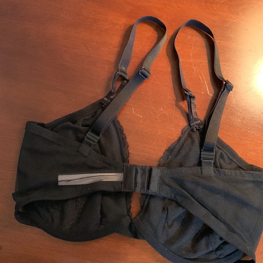 Three Victoria Secret lace bras - Picture 8 of 9